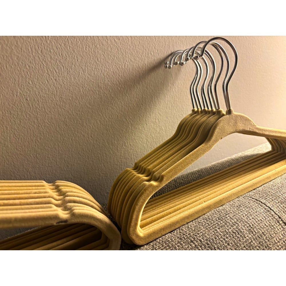 20pc Beige Non-Slip Velvet Hangers w/ Metal Hooks (KIDS)